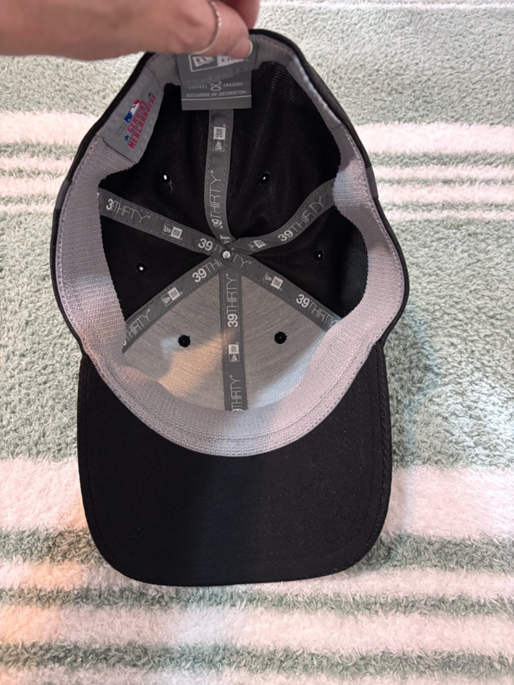 Mariners Cap Brushed Black and Gray Fitted Cap (Large - XLarge) - Picture 4 of 5